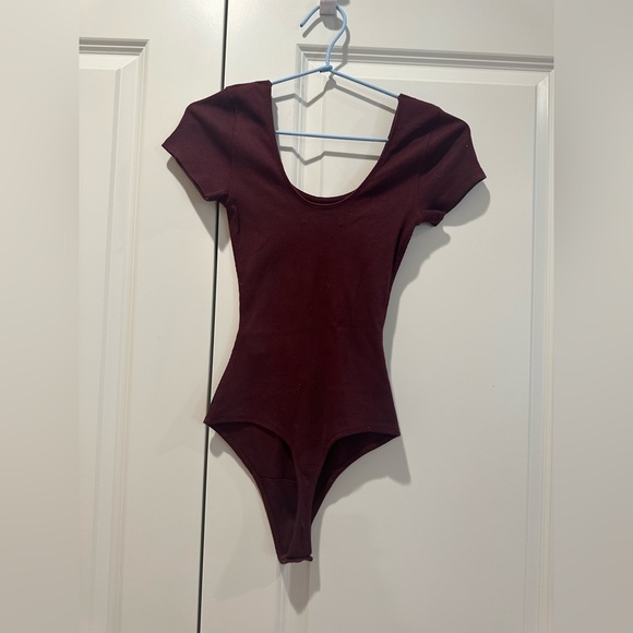 Abercrombie & Flitch Short-Sleeve Cotton Ribbed Scoop Neck Bodysuit in Maroon XS - Picture 7 of 11